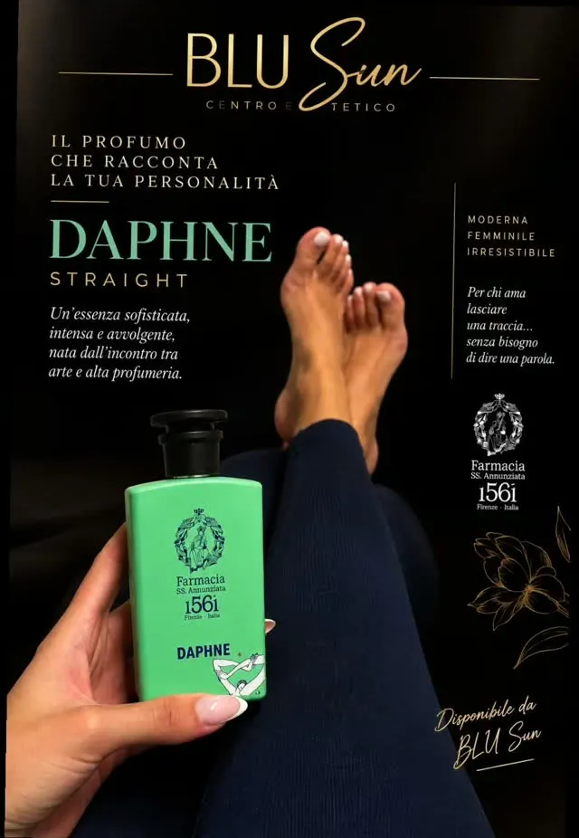 Locandina Blu Sun del profumo Daphne della Farmacia SS. Annunziata 1561, con il flacone verde in mano