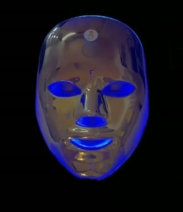 La maschera LED Color Light Skin Mask accesa di blu